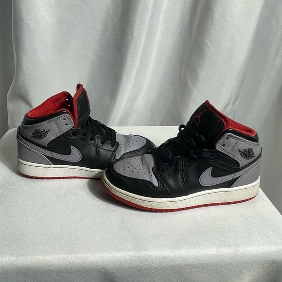 Nike Air Jordan 1 Mid Shadow Kids Size 3.5Y Black and Gray Sneakers Preloved - Picture 6 of 7
